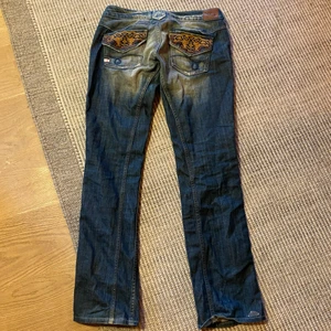 AS SNYGGA jeans - säljer dessa jeans med allas drömfickor. påminner om true religion och miss me men märket är okänt. säljer pga för stora på mig :/ det är uppifrån och blir mer utsvängda till slutet av byxorna. PRIS KAN DISKUTERAS OCH JAG MÖTS UPP I STHLM.