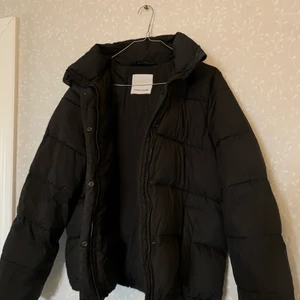 samsoe samsoe jacka - samsoe samsoe jacka i svart, använd en säsong men är i bra skick. Inköpt för ca 2500kr. Pris går att förhandla!