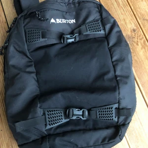 Burton ryggsäck - Säljer min en knappt använd Burton ryggsäck köpt för 849kr säljer för 300