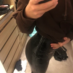 Lackbyxor - Hej! Säljer att par snygga lack/skinn byxor från Gina Tricot. Knappt använda.🥰 säljer för 65kr + frakt skriv privat eller buda i kommentarsfältet. Strl S