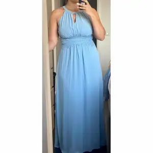  Ljusblå lång klänning strl 38, 500kr. Nypris 800kr