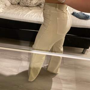 Ett par beiga jeans från Bershka. Modell Wide leg. Byxorna är i storlek 42. Köparen står för eventuell frakt ☺️