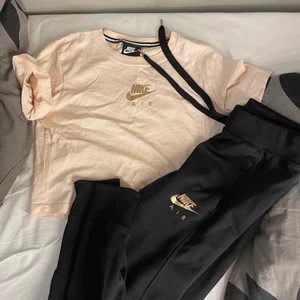 Nike set  - Jätte fint set från Nike, bra till träning men även som myskläder. Vill gärna köra på bud från 150kr. Använda 2-3 gånger. Köpta för 1200kr båda två. Storlek xs. 
