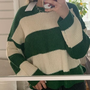 Randig stickad tröja - Helt ny randig stickad tröja ifrån stradivarius.super fin slits på båda sidorna. Sticks inte. Skriv vid frågor elr intresse. 160+ frakt🥰 (finns även i svart) PRIS KAN DISKUTERAS 