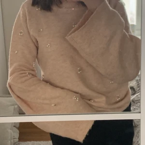 Rosa stickad tröja - Jätte fin och mjuk stickad tröja. Med pärlor på framsidan, utsvängda armar och ett fint veck vid armbågen. Använd fåtal gånger i nyskick utan några noppror.Bara skriva vid frågor elr intresse. 150 +frakt🥰