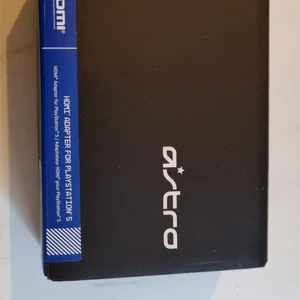 Astro ps5 hdmi adapter - Säljer en hdmi adapter till ps5 för astro headset. Använt en gång bara.