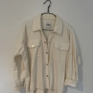 Skjorta/jacka från Zara - Skjorta i grövre manchestertyg som kan användas som sommarjacka också! 