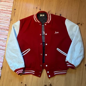 Vintage varsity jacka  - Säljer min vintage röda varsity jacka från 70-talet i ett extremt bra skick när man tänker på dess ålder samt unikhet. Vilket påverkar priset. Den är i storlek L och är köpt från studio 95 i Stockholm. Den är öppen för bud 