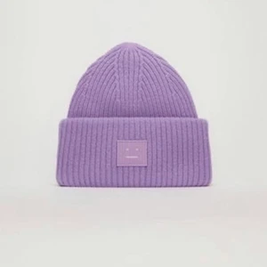 Acnemössa  - Supersnygg lila Acne mössa som inte säljs på hemsidan längre. Perfekt nu till vintern! Nypris runt 1200. Skriv privat för fler bilder eller andra frågor.💕 Buda från 500. Köp direkt för 750!