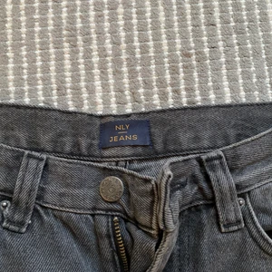 Gråa jeans - Säljer ett par snygga högmidjade gråa jeans🙌🙌 jag är långbent på 168 💖 Nypris: 599kr