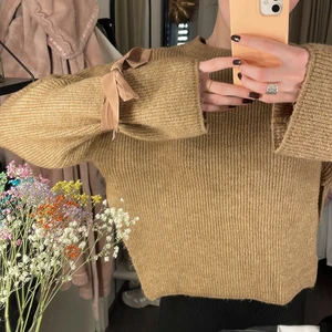 Stickad tröja - Super mysig stickad tröja från chiquelle med slits i sidorna och rosetter på armarna. Använd Max 3 gånger, nyskick! Storlek ONE SIZE, men passar mig som vanligtvis har S 💞