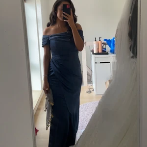 Navy (mörk blå) maxiklänning  - Silkes maxiklänning från asos. Storlek 38 men passar även en 36:a
