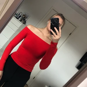 Off shoulder topp - En röd topp i storlek S som endast är använd en gång, skönt material och sitter tight