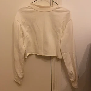 Crop top långärmad tröja - Använt den många gånger, fortfarande fin och fräsch. 