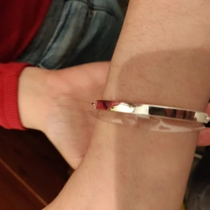 Nytt Thomas Sabo Armband - Nytt Thomas Sabo 925 Sterling silver armband som är gravyrbart och kan bli en perfekt jullklapp. Armbandet är app. 18 cm lång (längden kan regleras med 2-3 cm). Kan hämtas i Lund (alternativt Malmö med lite mindre flexibla tider) eller så står köparen för frakten. Nypris  1000 sek. P.S.: Det kan också fraktas billigare med brev men då kan den inte skickas med tillhörande ask.