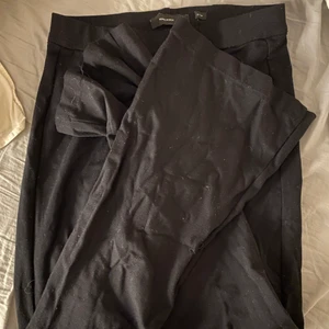 Byxor  - Botcut byxor. Köparen står för frakt 