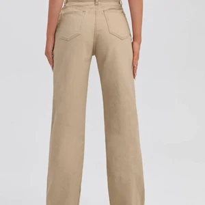 Jeans  - Säljer dessa vida jeans som jag använt 2-3 gånger pga att dem är för stora för mig och jag inte trivs i denna typ av jeans. säljer dem till högst budande  + frakt 