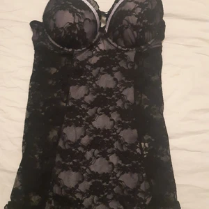 Sexigt Nattlinne / Nightgown - Ett lila svart nattlinne med spets. Kupa är okänd men jag är A/B och passar. Fråga ej hur den ser ut på, vill ej synas på bild 🙈 Den har strumphållare inbyggt 😁