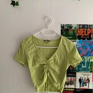 Tröja - Säljer den här gröna tröjan från Zara! Använd 2 gånger! Frakten ingår ej i priset