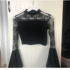 Svart spets blus - En snygg spetströja från Shein! Säljer pga har aldrig användning för den, helt oanvänd. Skriv privat för fler och  bättre bilder💕  Nypris 200:- och nu 100:-