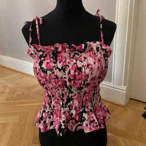 Tub top - Stretchig tup-top med superfint mönster och knytning. Som sagt väldigt stretchig så passar flera storlekar