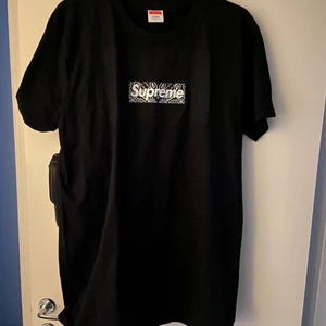 Supreme Bandana Box Logo Tee ‘Svart’ L - Säljer denna feta Supreme Bandana Box Logo Tee i svart. Storlek: L, Cond: 9/10. Samma går för 4-3k online så för 2200 är det din.