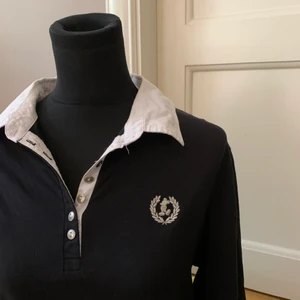 Tröja - Tröja med krage och disney-logga. Väldigt skönt material!