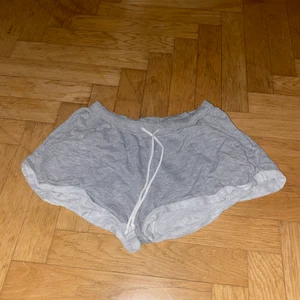 Gråa mjukishorts - Använda 