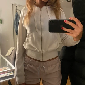 Stickad kofta  - En finstickad kofta från hm, helt slutsåld. Jätte fint skick säljer pgd av att jag inte använder den längre💘💘