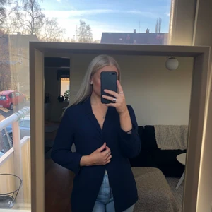 Kavaj - Säljer dennna marinblåa kavaj! Super fin i färgen och har lite kortare ärmar. Skriv vid intresse och lägg gärna ett eget bud om du är intresserad🥰