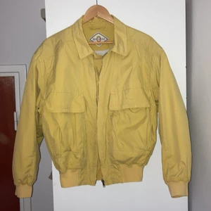 Gul hugo jacka  - Gul bomber-ish jacka, strlk S-M. Lite sprucken i sömmarna på kragen men enkelt fixat med symaskin