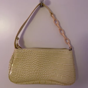 Väska från Shein. - En gul väska från Shein. Den är helt oanvänd.