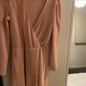 Randig ljusrosa klänning - Använd få tillfälle, 