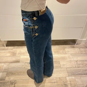 Jeans - Intressekoll på dessa as coola jeans!!! Köpta second hand och därför väldigt unika. Är i jättebra kvalité💕 (Storlek 36 men skulle passa även 34-38) Om fler är intresserade blir det budgivning. Köpare står för frakt🙌🏼