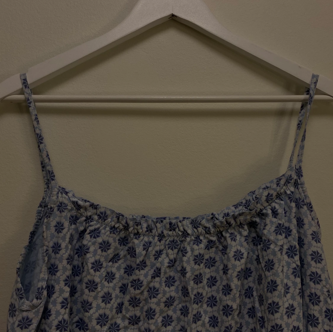 Ljusblå och vit sommarklänning  - 90