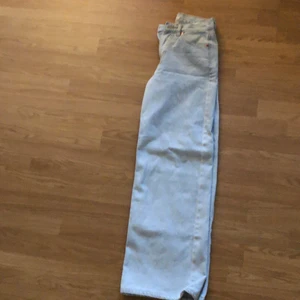 Wies leg jeans (oanvända) - Säljer mina helt oanvända jeans köpta från junkyard för 499kr. Har sytt upp de hos en skräddare då de var för långa. Passar en person mellan 160-163 perfekt om man vill ha så att det går över skorna. Jeansen är i strlk 25 :) skriv gärna vid frågor💕
