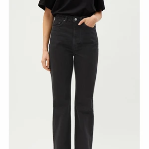 Rowe jeanse svarta weekday  - svarta rowe jeans från weekday💖 jättefina men kommer tyvärr inte till användning längre!