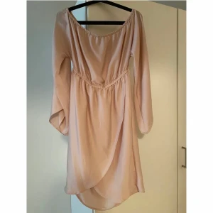 Rosa klänning NAKD - Ljusrosa klänning från NA-KD i nyskick, säljes för 100kr. Storlek 38