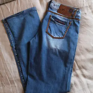 Jätte snygga jeans som sjlövklart är äkta. Nummer finns, kommer ej till användning.. Nypris 2800....... Inget kvitto 400 därav priser