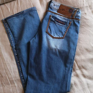 Dsquared jeans - Jätte snygga jeans som sjlövklart är äkta. Nummer finns, kommer ej till användning.. Nypris 2800....... Inget kvitto 400 därav priser