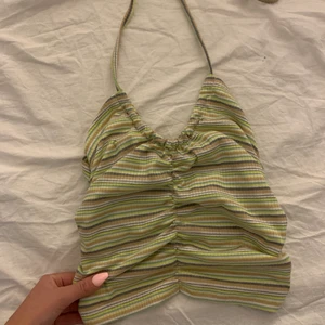 Snygg topp - Säljer denna helt nya randiga gröna topp med detaljer. Helt ny, aldrig använd. Storlek S (passar även xs). Fråga om de något ni undrar över💕💕💖