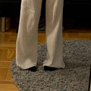 Mjuka vita randiga mjukis byxor från HM. - Ett par mjuka vita lite randiga som ni kan se på bilderna mjukis byxor. Säljer pågrund av att dom inte kommer till användning har använts ksk 10 gånger i januari. Priest blir med frakt 80 kr vill också säga att dom är lite puffiga hahha eller  eller vad man ska säga man ser det på bild 3. Kontakta mig via frågor, mer bilder, mm.🤍 ÄR 153.🤍