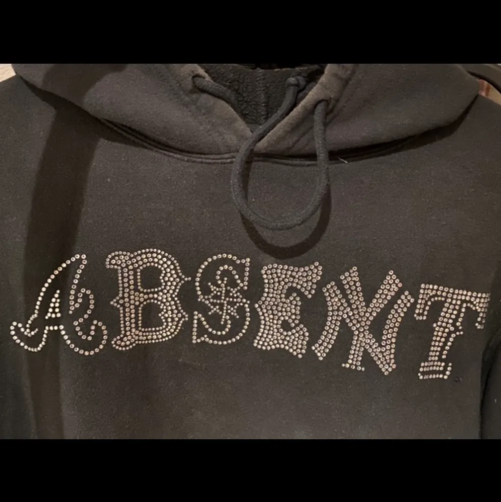 Svart Absent hoodie med rhinestones . Hoodies.