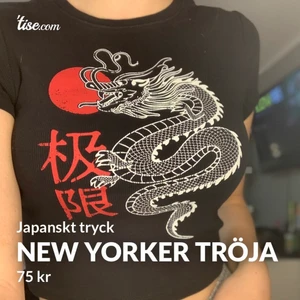 En tröja från NEW YORKER  - En svart tröja me något japanskt/kinesiskt tryck. Väll använd men i fint skick, säljs på grund av att den aldrig används längre