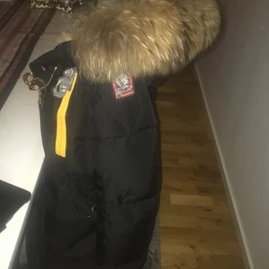 Parajumper Longbear Xs - Köpte denna jackan för Nåra månader sen tyvär så har ja inget kvitto men det finns tillbehör till jackan, men dene i bra sick den är som ny och pälsen är tjock o fin o mjuk säljer den för den är tyvär liten för mig