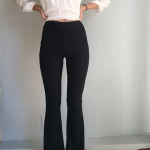 Brandy Leia Pants - endast testade med lapp kvar. Kollar om de är någon intresserad här, innan jag möjligtvis syr/croppar dom själv, eftersom de är för långa på mig. Sååå sköna och sitter så bra på! (Bilder lånade från pinterest/hemsidan) Köparen står för frak