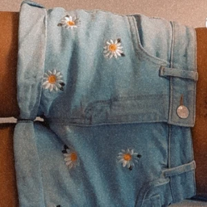 Blommiga shorts från lindex - Säljer mina blommiga shorts från lindex i storlek 134-140 köpare står för frakt 