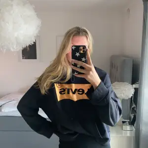 Svart Levis hoodie med guld tryck💛 storlek S och använd ett fåtal gånger💛 lite oversize i modellen 