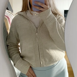 Zip tröja - En tröja med dragkedja i storlek L men passa mig som har S/XS. Går att ha både knäppt och öppen.