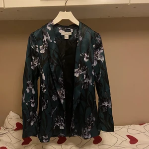 Mörkgrön kavaj med blomdetalj✨ - Stilren kavaj med skärp för att främja midjan✨